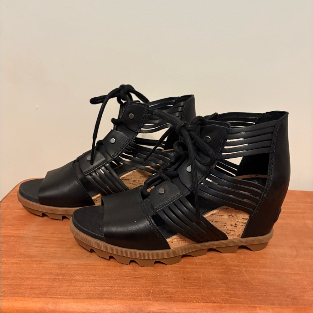 NWOT Sorel Black and Tan Strappy Wedge Sandals